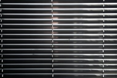 Duvardaki gölgeler. Soyut ışık, beyaz doku duvarındaki pencerenin siyah gölgesi. Güneş ışığı mimarisi arka planı. Ürün sunumu, arkaplan ve modelleme için, yaz mevsimi konsepti