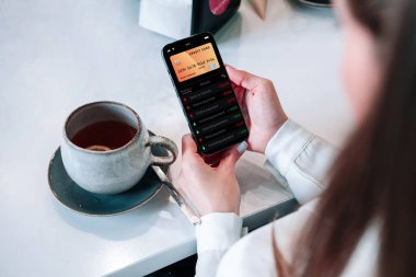 Mobil bankacılık ağı. İnternet banka başvurusu olan akıllı bir telefon. Banka kartı cüzdanı uygulaması. Para cüzdanını kaydet