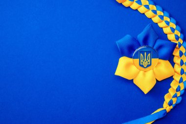 Ukrayna bayrak sembolü arka plan. Mavi pankartta izole edilmiş Ukrayna çiçek mızrağı sembolü. Ukrayna kavramını destekle