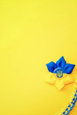 Mavi sarı arka plan. Sarı üzerine izole edilmiş Ukrayna çiçek mızrağı sembolü. Ukrayna Konseptini Sev