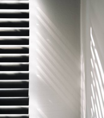 Işıklar gölgeler. Soyut ışık, beyaz doku duvarındaki pencerenin siyah gölgesi. Güneş ışığı mimarisi arka planı. Penceredeki Dokular Işık yansıması