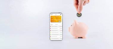 Mobil bankacılık. İnternet banka başvurusu olan akıllı bir telefon. Beyaz arka planda Amerikan doları olan bir kumbara. Para tasarrufu iş kavramı