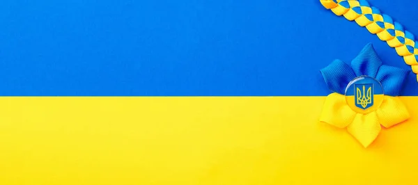 Синий Желтый Фон Украинский Цветок Трезубец Символ Изолирован Желтом Голубом — стоковое фото