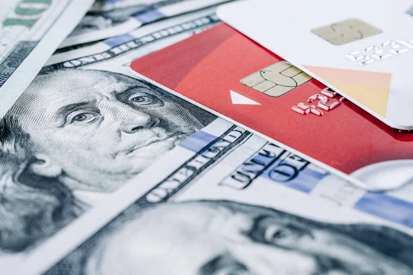 Yüz dolarlık kredi kartı. 100 dolarlık Amerika bankamatik kartı. Para izole edildi, fatura beyaz arkaplan