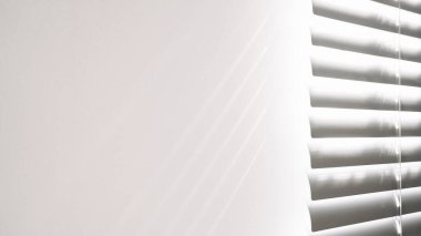 Gölge arkaplanı. Güneş ışığı mimarisi, aydınlık arkaplan, beyaz doku duvarının penceresinden siyah gölge örtüsü. Ürün sunumu, arkaplan ve maket, yaz mevsimi konsepti