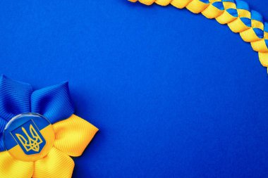 Sarı mavi arka plan. Mavi üzerine izole edilmiş Ukrayna çiçek mızrağı sembolü. Ukrayna kavramını destekle