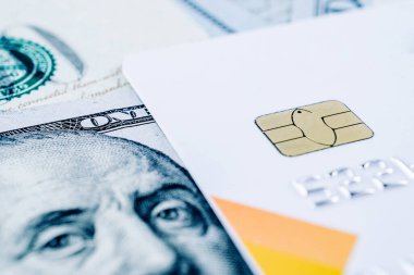 Yüz dolarlık kredi kartı. 100 dolarlık Amerika bankamatik kartı. Para izole edildi, fatura beyaz arkaplan