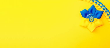 Ukrayna geçmişi. Sarı pankartta izole edilmiş Ukrayna çiçek mızrağı sembolü. Düz yat, boşluğu kopyala