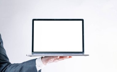 İş adamı bilgisayar ekranı. Elinde defter tutan bir iş adamı. Beyaz arkaplanda boş boş bir dizüstü bilgisayar ekranı. Model için şablonu izle