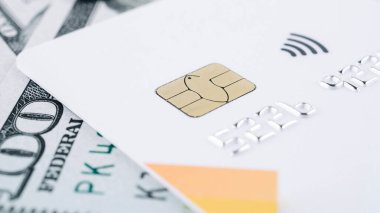 Yüz dolarlık kredi kartı. 100 dolarlık Amerika bankamatik kartı. Para izole edildi, fatura beyaz arkaplan