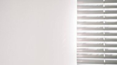 Işıklar gölgeler. Soyut ışık, beyaz doku duvarındaki pencerenin siyah gölgesi. Güneş ışığı mimarisi arka planı. Penceredeki Dokular Işık yansıması