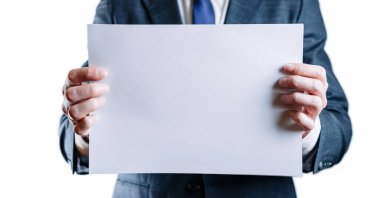 Beyaz arka planda iş adamı tutan bir kartvizit. Boş tahta şablonu. Boş poster