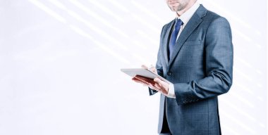 Tablet kullanan bir iş adamı. Ekonomik büyüme grafikleri ve veri satışlarını analiz eden genç bir iş adamı. Dijital pazarlama teknolojisi afişi