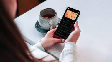 Mobil bankacılık ağı. İnternet banka başvurusu olan akıllı bir telefon. Banka kartı cüzdanı uygulaması. Para tasarrufu iş kavramı