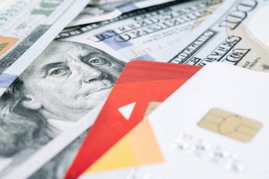 Dolar işareti banka kartı. Kredi kartıyla 100 dolar. Para beyaz arka planda izole edilmiş. Amerikan parası.