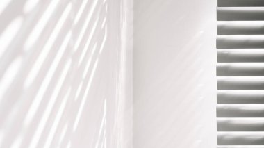 Işıklar gölgeler. Soyut ışık, beyaz doku duvarındaki pencerenin siyah gölgesi. Güneş ışığı mimarisi arka planı. Penceredeki Dokular Işık yansıması. 