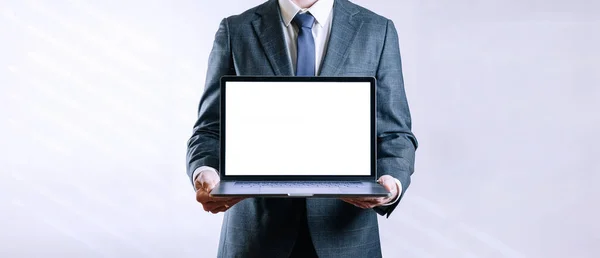Modèle d'écran d'ordinateur portable homme. Un homme d'affaires tenant un carnet. Écran vide de maquette d'ordinateur vierge sur fond blanc. Modèle de moniteur pour maquette. — Photo