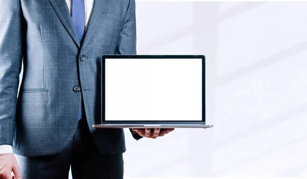 Écran d'ordinateur d'homme d'affaires. Un homme d'affaires tenant un carnet. Écran vide d'ordinateur portable maquette vierge sur fond blanc. Modèle de moniteur pour maquette. — Photo