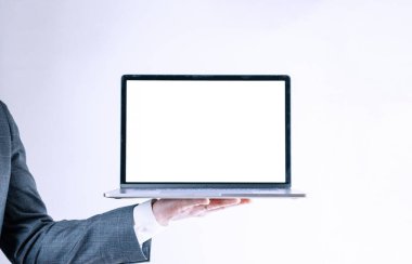 İş adamı bilgisayar ekranı. Elinde defter tutan bir iş adamı. Beyaz arkaplanda boş boş bir dizüstü bilgisayar ekranı. Model için şablonu izle