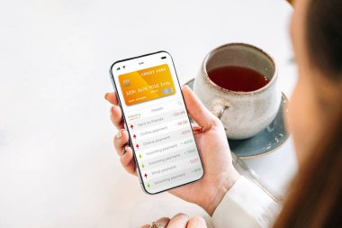 Mobil bankacılık ağı. İnternet banka başvurusu olan akıllı bir telefon. Banka kartı cüzdanı uygulaması. Para cüzdanını kaydet