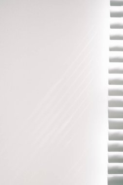 Mimari gölgeler. Güneş ışığı mimarisi, aydınlık arkaplan, beyaz doku duvarının penceresinden siyah gölge örtüsü. Model, poster, durağan, duvar sanatı, tasarım sunumu