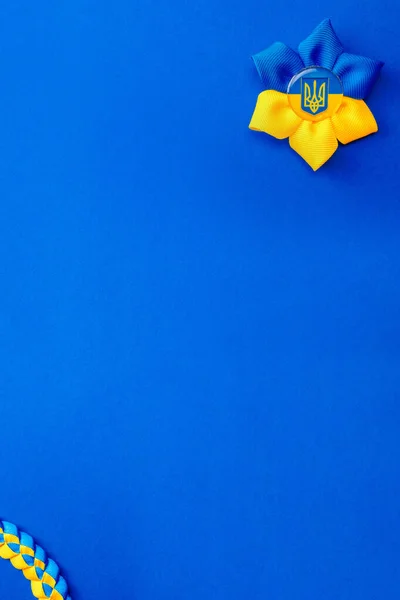 Fundo Azul Amarelo Símbolo Tridente Flor Ucraniana Isolado Azul Apoiar — Fotografia de Stock