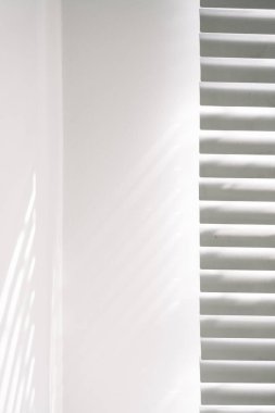 Mimari gölgeler. Güneş ışığı mimarisi, aydınlık arkaplan, beyaz doku duvarının penceresinden siyah gölge örtüsü. Model, poster, durağan, duvar sanatı, tasarım sunumu