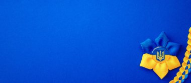 Mavi üzerine izole edilmiş Ukrayna çiçek mızrağı sembolü. Sarı mavi afiş arkaplan, düz yatay, kopyalama alanı