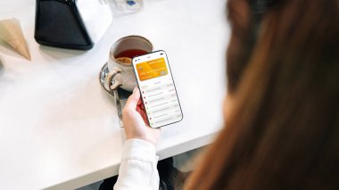 Mobil bankacılık ağı. İnternet banka başvurusu olan akıllı bir telefon. Banka kartı cüzdanı uygulaması. Para cüzdanını kaydet