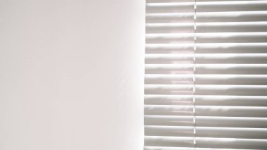 Mimari gölgeler. Güneş ışığı mimarisi, aydınlık arkaplan, beyaz doku duvarının penceresinden siyah gölge örtüsü. Model, poster, durağan, duvar sanatı, tasarım sunumu