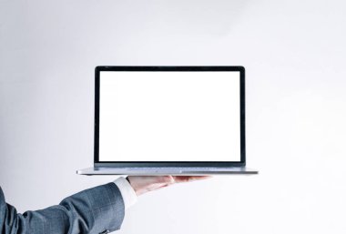 Laptop model bilgisayar ekranı. Elinde defter tutan bir iş adamı. Beyaz arkaplandaki boş boş model bilgisayar ekranı. Model için şablonu izle