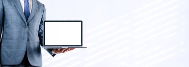 Laptop model bilgisayar ekranı. Elinde defter tutan bir iş adamı. Beyaz arkaplandaki boş boş model bilgisayar ekranı. Model için şablonu izle