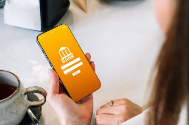 İnternet tabanlı bankacılık. İnternet banka uygulamalı cep telefonu olan bir kız. Kredi kartı cüzdanı başvurusu. Çevrimiçi cüzdan tasarruf