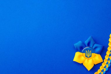 Ukrayna 'nın mavi arka planı. Mavi üzerine izole edilmiş Ukrayna çiçek mızrağı sembolü. Dayanışma Ukrayna kavramı