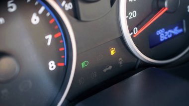 Benzin göstergesi boş. Gösterge panelinde düşük benzin göstergesi var. Benzin deposu boş.