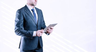 Tablet işini tutuyorum. Ekonomik büyüme grafiği çizelgesini ve beyazın veri satışlarını analiz eden bir iş adamı. Dijital pazarlama teknolojisi afişi