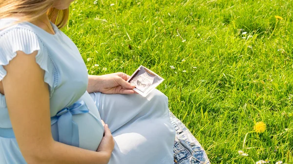 Ultrazvukové Foto Těhotenství Dítě Žena Drží Ultrazvuk Těhotné Obrázek Trávě — Stock fotografie