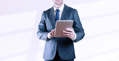 Tablet işini tutuyorum. Ekonomik büyüme grafiği çizelgesini ve beyazın veri satışlarını analiz eden bir iş adamı. Dijital pazarlama teknolojisi afişi