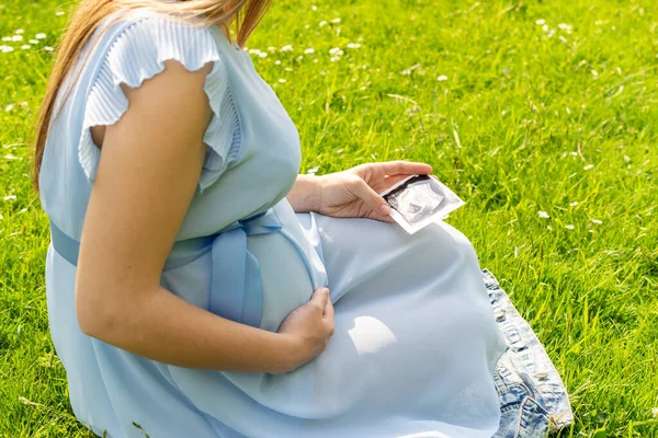 Ultrazvukový Snímek Těhotného Dítěte Žena Drží Ultrazvuk Těhotenství Obraz Trávě — Stock fotografie