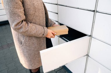 Posta terminali. Posta otomat servisi ve paket kurye kutusuyla birlikte eller. Posta teslimatı ve posta servisi kavramı