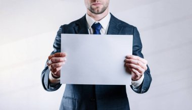 İşadamı boş kartı. Beyaz, boş bir şablon beyaz arka planda iş adamı tutuyor. Boşluk posterini kopyala