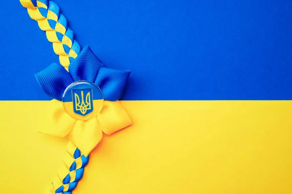 Fundo Amarelo Azul Símbolo Tridente Flores Ucraniano Isolado Bandeira Azul — Fotografia de Stock