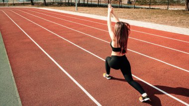 Hamilelik eğitimi. Hamile kadın yoga sporu antrenmanı yapıyor. Dışarıda doğum öncesi sağlıklı spor salonu var. Doğum öncesi egzersizleri.