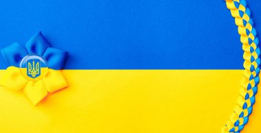 Sarı mavi bayrağa izole edilmiş Ukrayna çiçek mızrağı sembolü. Sarı ve mavi afiş arkaplan, düz yatış, kopyalama alanı