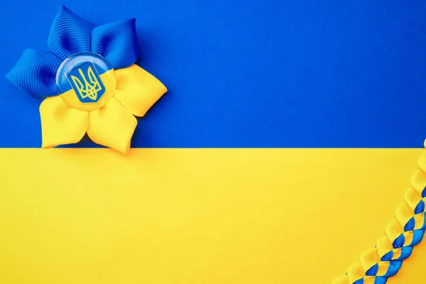 Символ Украины Желтый Фон Украинский Цветок Трезубец Символ Изолирован Желтом — стоковое фото