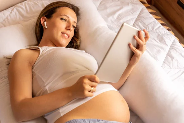 Γυναίκα Κρατώντας Δισκίο Κινητή Εγκυμοσύνη Απευθείας Σύνδεση Εφαρμογή Μητρότητας Έγκυος — Φωτογραφία Αρχείου