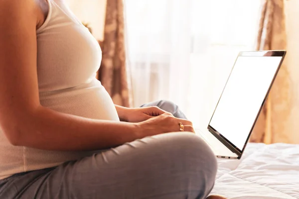 Graviditet Digital Skärm Mockup Gravid Kvinna Som Håller Tom Laptop — Stockfoto
