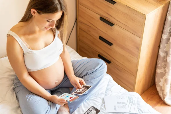 Εφαρμογή Για Την Υγεία Εγκυμοσύνης Έγκυος Γυναίκα Κρατώντας Smartphone Κινητή — Φωτογραφία Αρχείου