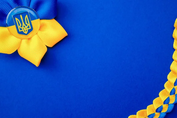 Символ Украины Синий Фон Украинский Цветок Трезубец Символ Изолирован Синий — стоковое фото