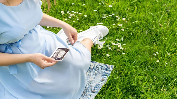 Ultrazvukový Snímek Těhotného Dítěte Žena Drží Ultrazvuk Těhotenství Obraz Trávě — Stock fotografie